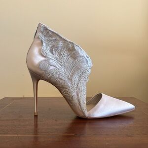 IMAGINE Vince Camuto - Satin & Lace Bootie Stilleto in Platinum - 9
